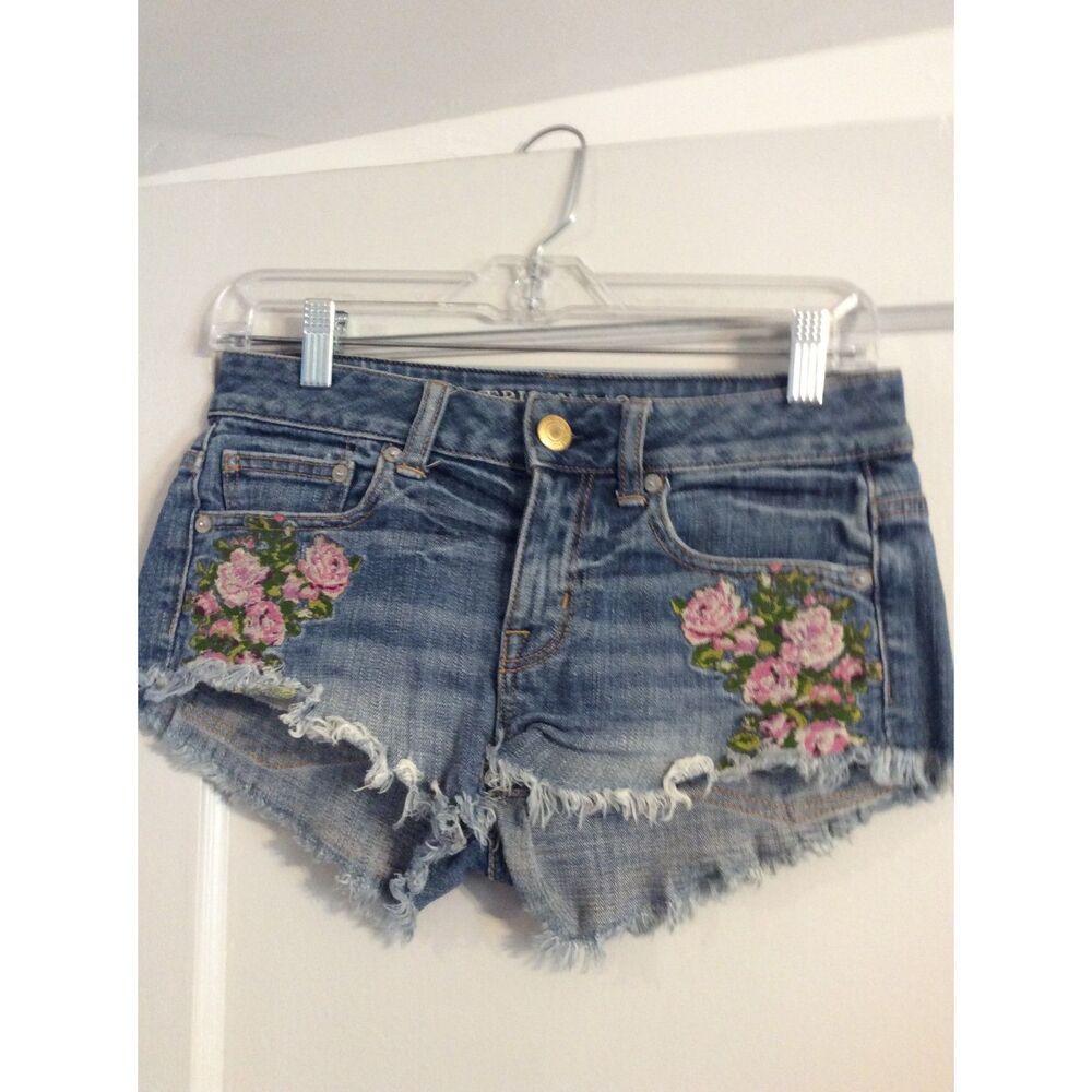 Embroidered floral cut off shorts American Eagle Size 00 Stretch